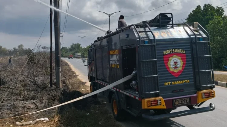 Personel SAR Polda Sultra Padamkan Kebakaran Lahan di Poasia