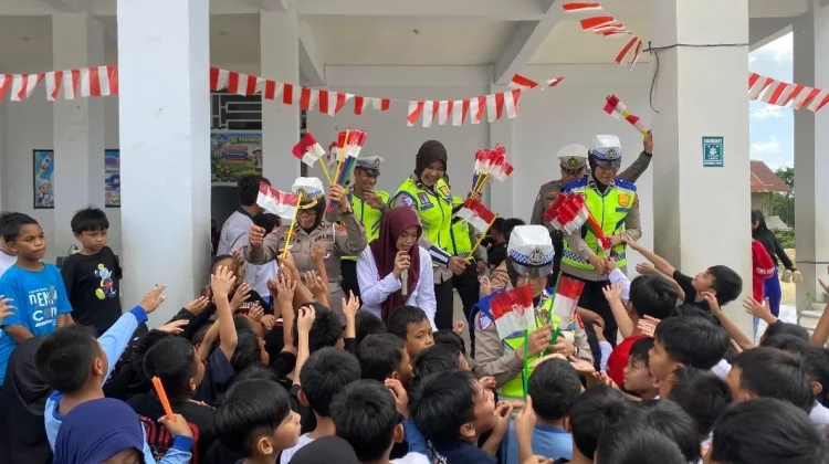 Polantas Karib Polda Sultra Bagikan Ornamen Merah Putih di Sekolah