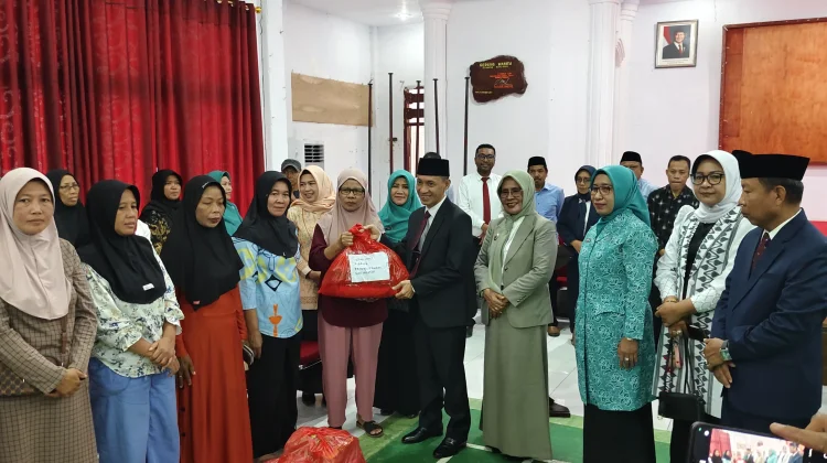 Pemkab Wakatobi Salurkan 200 Paket Bantuan di Anjangsana HUT RI ke- 81
