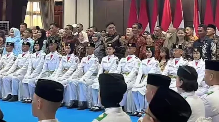 Gubernur Sultra Ajarkan PBB ke Orang Tua Paskibraka saat Pembekalan
