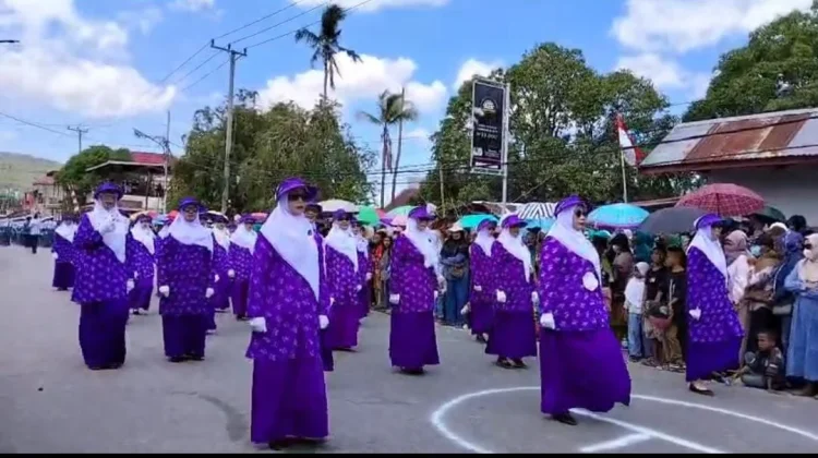 Ketua WI Sultra Semangati PD WI Buteng di Lomba Gerak Jalan HUT RI