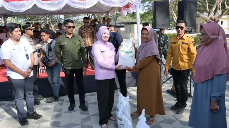 Warga Poasia, Abeli dan Nambo Terima Bantuan Beras 30 Kg
