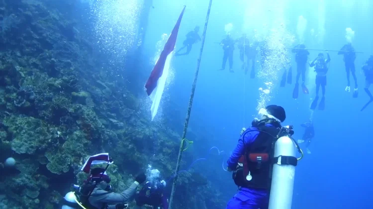 50 Diver Kibarkan Merah Putih di Bawah Laut Wakatobi