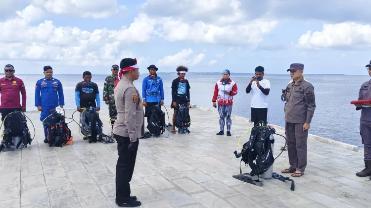 50 Diver Kibarkan Merah Putih di Bawah Laut Wakatobi