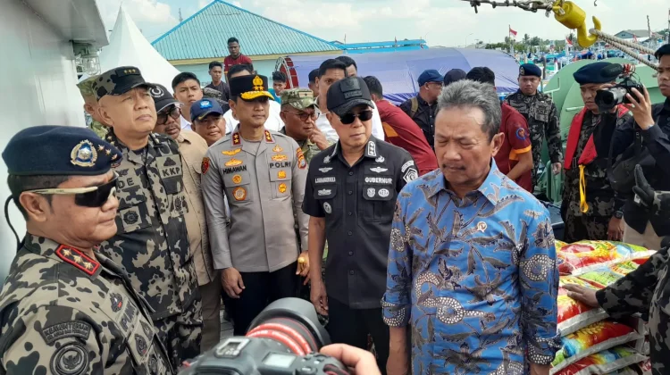 Menteri KKP Lepas Bantuan Gempa NTT dari Pelabuhan Kendari