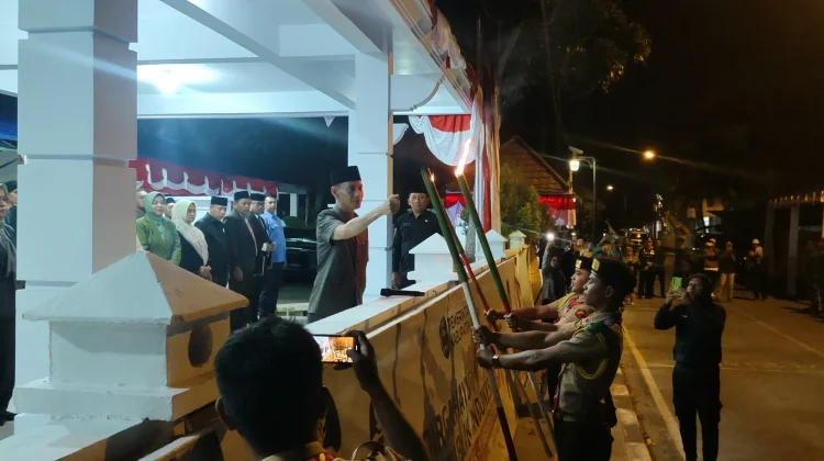 Ratusan Pelajar Nyalakan Obor di Malam Peringatan HUT RI ke-81