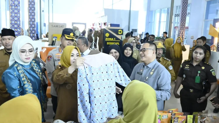 Kemenkum Sultra dan Pemkot Kendari Tinjau Produk Binaan Dekranasda di Booth MPP