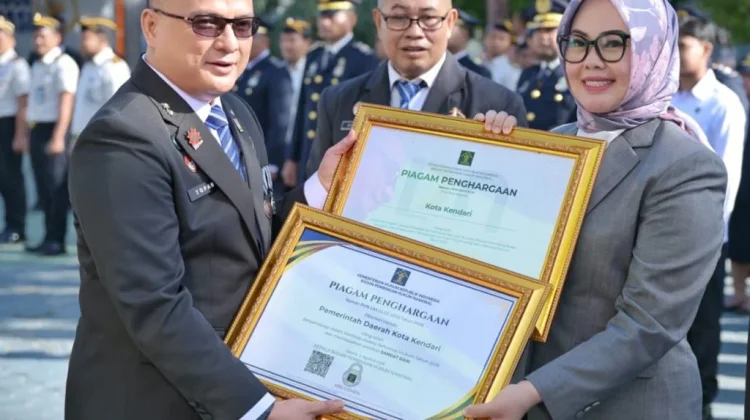 Pemkot Kendari Terima Dua Penghargaan Dari Kanwil Kemenkum Sultra