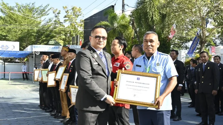 Kemenkum Sultra Berikan Penghargaan Kepada Mitra Strategis