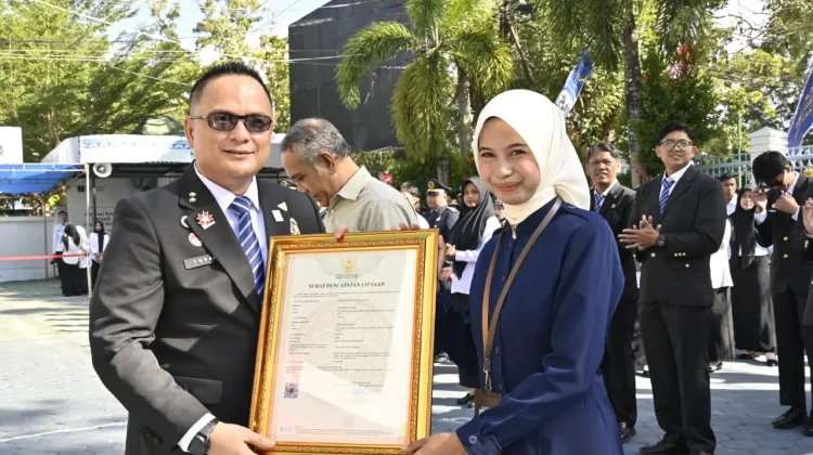 Kemenkum Sultra Serahkan Sertifikat