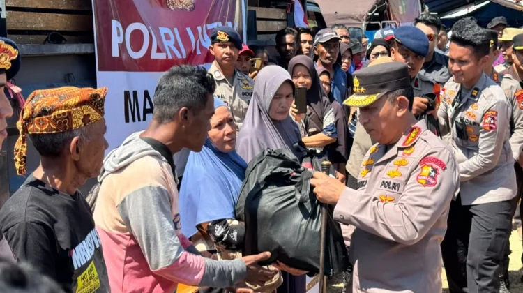 Kapolri Tinjau Lokasi Gempa NTT dan Serahkan Bantuan