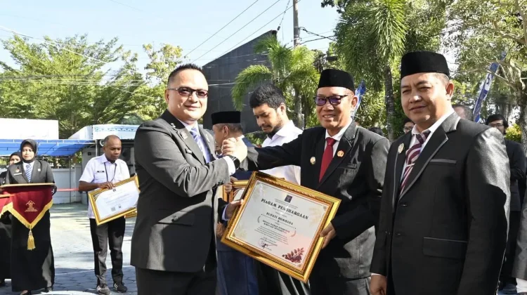 Pemkab Kolaka Timur Terima Penghargaan dari Kemenkum Sultra