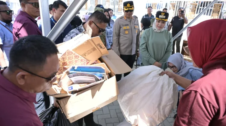 ASN di Kota Kendari Membawa,Memilah, Menyerahkan Sampah Anorganik di Bank Sampah