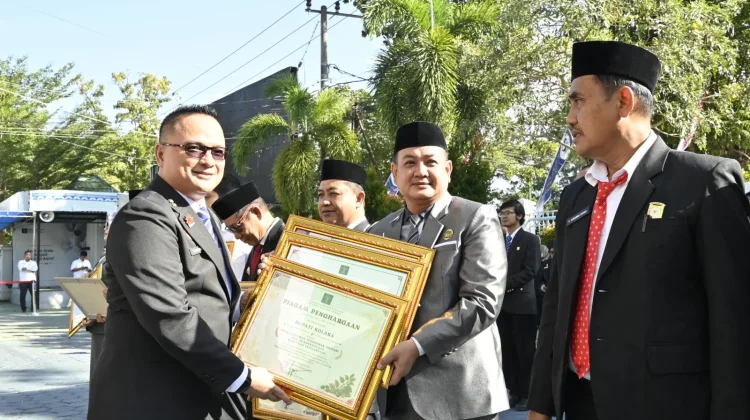 Kanwil Kemenkum Sultra Berikan Penghargaan IRH kepada Tiga Pemerintah Daerah