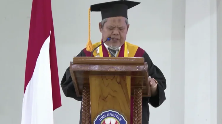 Gelar Dua Wisuda Sehari, Ketua Senat UHO Tekankan Mutu Ilmu Mengisi Kemerdekaan