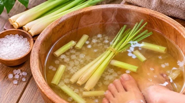 Rendam Kaki dengan Serai dan Garam, Apa Manfaatnya?