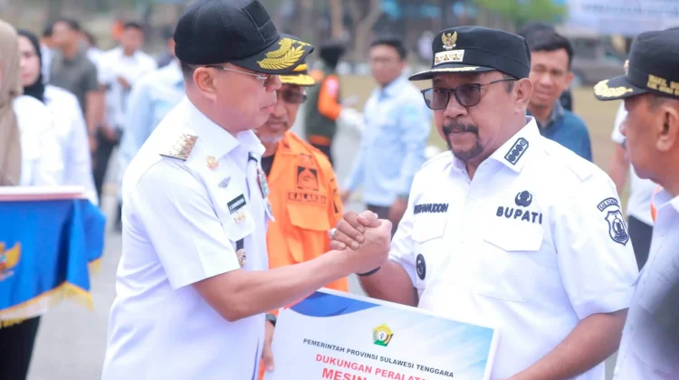 Gubernur Sultra Serahkan Sarana Mitigasi Bencana ke Tiga Daerah