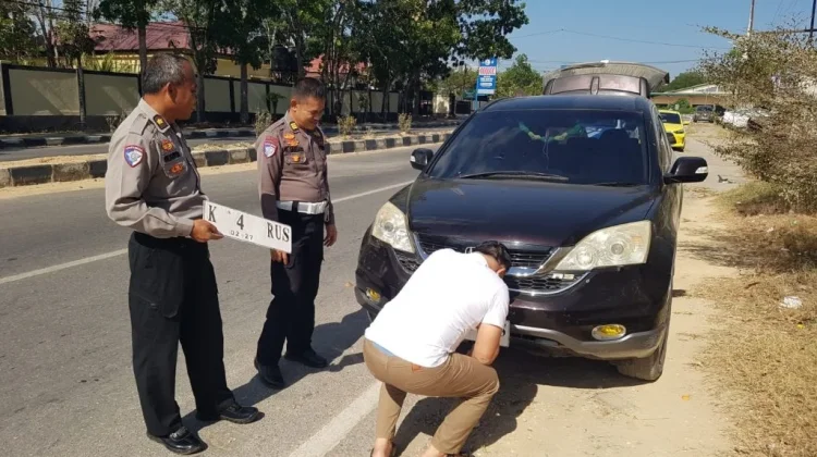Patroli Ditlantas Polda Sultra Tegur Pengguna TNKB Tak Sesuai STN