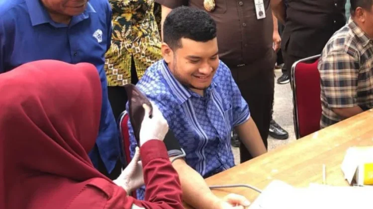 Bupati Buton Turut Donorkan Darah pada Baksos HUT Ke-81 Kejaksaan RI