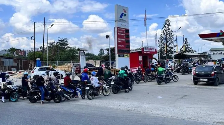 Antrean BBM Pertalite Mengular, Karyawan SPBU Andonohu Hadapi Tantangan
