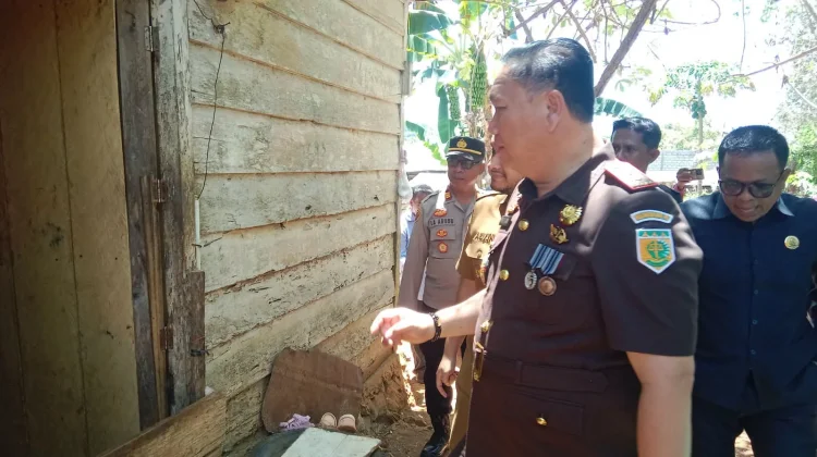 Kejari Buton Salurkan Dana Stimulan Tambahan Bedah Rumah Rp45 Juta