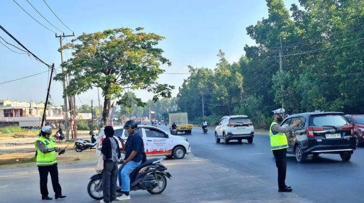 Ditlantas Polda Sultra Tindak Tiga Pelanggar Helm dengan ETLE Handheld
