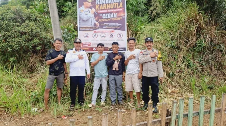 Cegah Karhutla, Polisi dan Warga Desa Wawolimbue Pasang Baliho