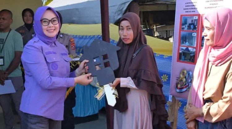 Pemkot Kendari dan Polresta Serahkan Lima Rumah Hasil Bedah Rumah