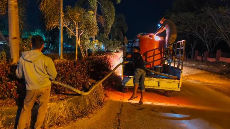DLH Konsel Lakukan Penyiraman Rutin Taman Kota Andoolo Antispasi Dampak Kemarau