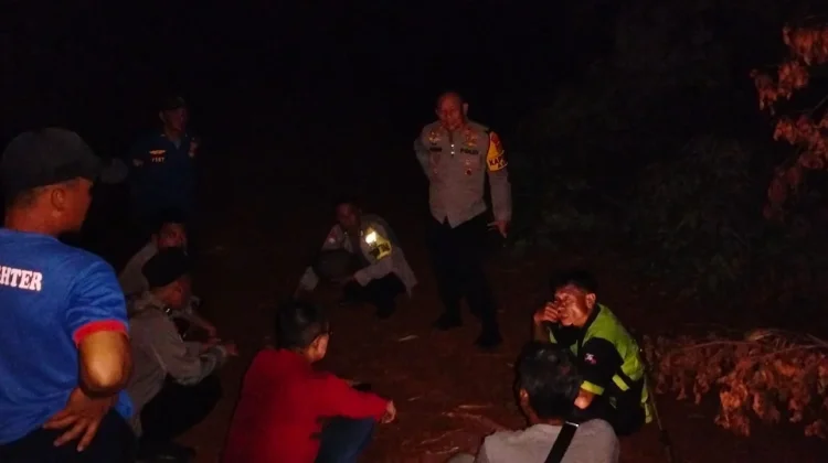 Polres Konut Bersama Damkar dan Warga Padamkan Kebakaran Lahan