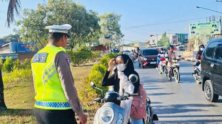 Polantas Tegur Pengendara tanpa Helm SNI di Kendari