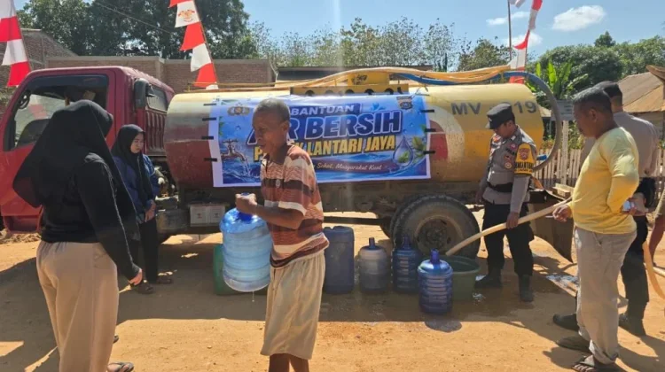 Kemarau Melanda, Polsek Lantari Jaya Distribusikan Air Bersih untuk Warga