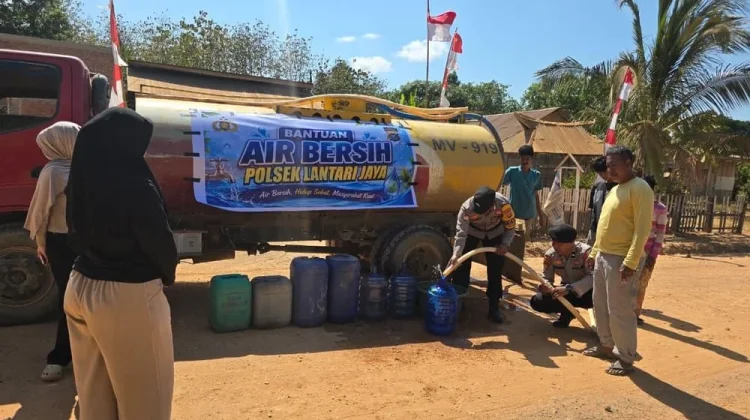 Polri Hadir di tengah Kekeringan, Polsek Lantari Jaya Bantu Air Bersih