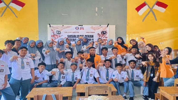 Mahasiswa Jurnalistik UHO Bekali Pemilih Pemula di SMAN 8 Kendari