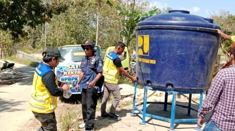 BPBPK Sultra Salurkan Air Bersih Warga Terdampak Kekeringan di Gunung Jati