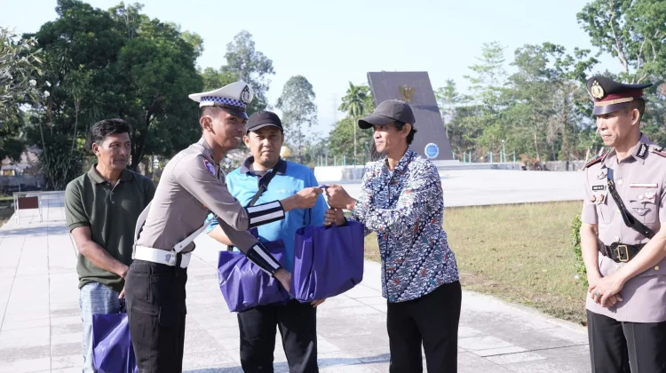 Hari Lalu Lintas Bhayangkara ke-71, Ditlantas Polda Sultra Berbagi
