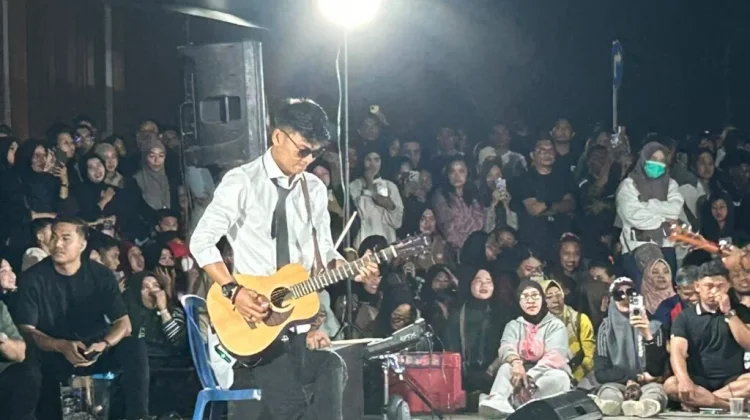 Tri Suaka dan Zinidin Zidan Mendadak Ngamen di Depan Kantor Wali Kota