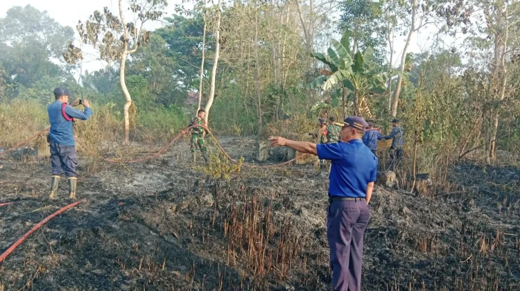 Babinsa dan Tim Gabungan Padamkan Kebakaran Lahan di Desa Puosu Jaya