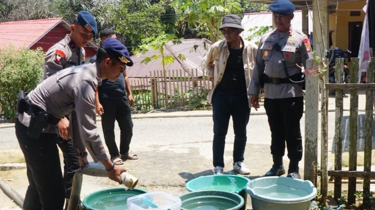 Kekurangan Air Bersih, Brimob Polda Sultra Salurkan Bantuan ke Warga