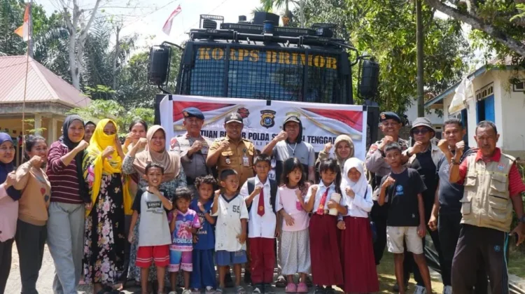 Peduli Kebutuhan Warga, Brimob Sultra Distribusikan Air Bersih di Manggadua