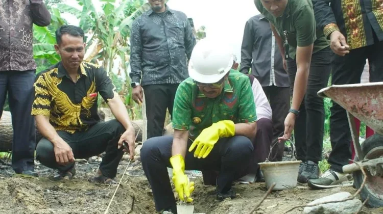 Peletakan Batu Pertama Pembangunan Masjid Amirul Mukminin Kalu Kaluku Kolut