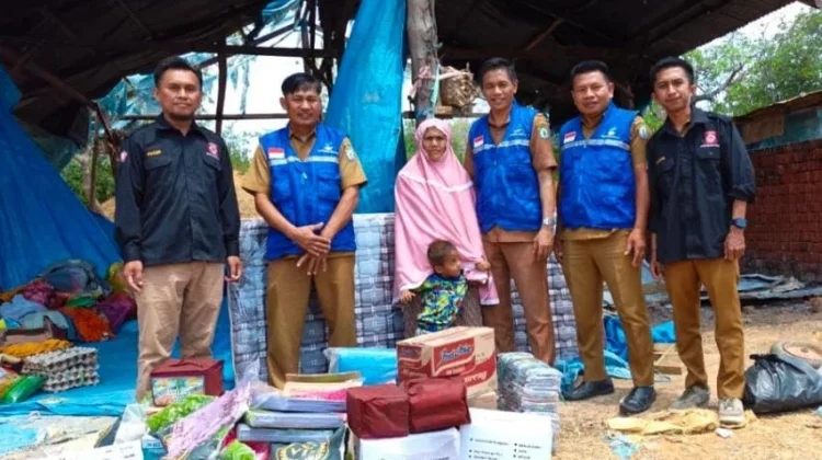 Dinsos Bombana Salurkan Bantuan Korban Kebakaran desa Timbala Poleang Barat