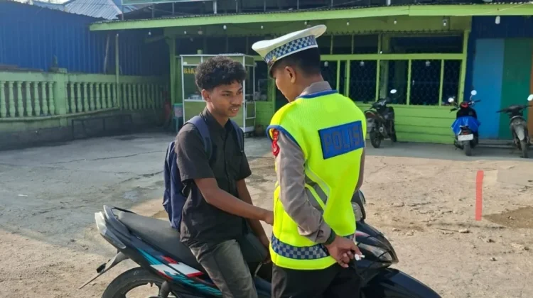 Ditlantas Polda Sultra Tegur Pengendara tanpa Helm SNI
