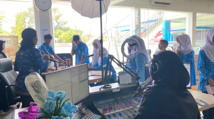 Kunjungan Tematik SMP Lazuardi Ibnu Sina di RRI Kendari