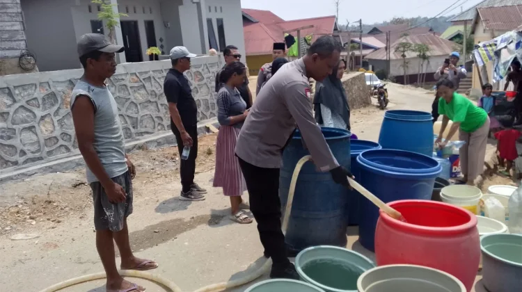 Darurat Air Bersih, Kapolsek Kendari Bantu Warga Gunung Jati