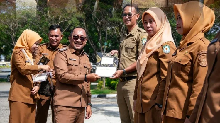 Bupati bombana Serahkan Dokumen Perjanjian kerja PPPK PW, Tekankan Pengabdian