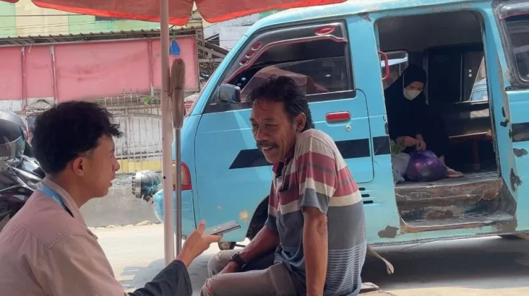 Sopir Angkot Bertahan di tengah Persaingan Transportasi Modern