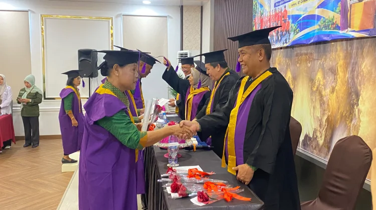 28 Lansia Ikuti Wisuda Program Standar 2 di Kendari