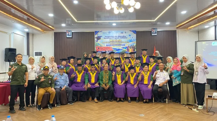 Usia Bukan Halangan, Wisudawan Sekolah Lansia Standar 2 Mahanaim