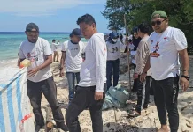 KPU Wakatobi Melakukan Aksi Bersih-Bersih Pantai